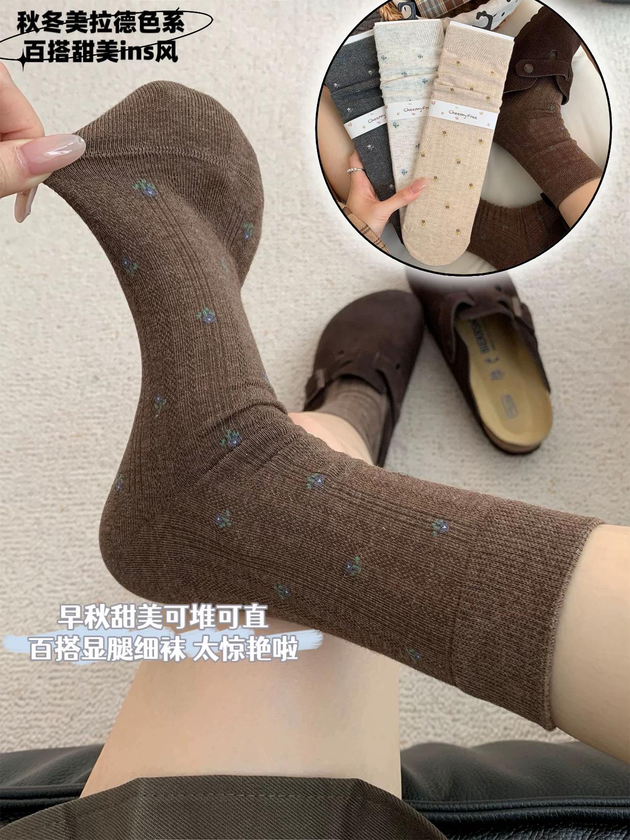 温柔慵懒碎花🧦、才十几到手4双太惊艳啦。颜值高就算了,脚感也太舒适了吧,软糯无骨袜头,高弹不勒袜身,巨显脚脖瘦,太适合我这样大粗腿了,简直就是我的百搭神袜、做工细节拉满分,柔软舒适透气的面料、一点都不闷脚,关键是适配度超高,可搭配各种鞋型、随意都能穿出韩系甜美风,无论是日常还是出勤百搭又减龄,多个颜色可选、一袜两穿#舒适 #袜子怎么穿最美 #中筒袜 #袜子控 #变美小技巧