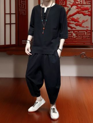 ✨挖到宝了!新中式棉麻套装也太适合夏天了吧~ 谁懂啊家人们!夏天就想穿得舒服又有格调,这套亚麻短袖套装直接戳中我心巴! 👕上衣是宽松版型的短袖T恤,古风元素暗藏细节,领口、袖口的设计都带着点中式韵味,不会太夸张但又很有辨识度~ 亚麻混棉的料子巨透气,夏天穿完全不闷汗,薄款面料风一吹凉飕飕的,体感直接降3度! 🩳裤子是同系列的宽松款,版型对大码男生超友好,胯宽、腿粗都能遮得明明白白。松紧腰设计穿脱方便,裤脚微收不会拖沓,走路带风的感觉谁穿谁知道~ #国风服饰 #国风古韵 #潮流穿搭 #夏季穿搭 #品质男装