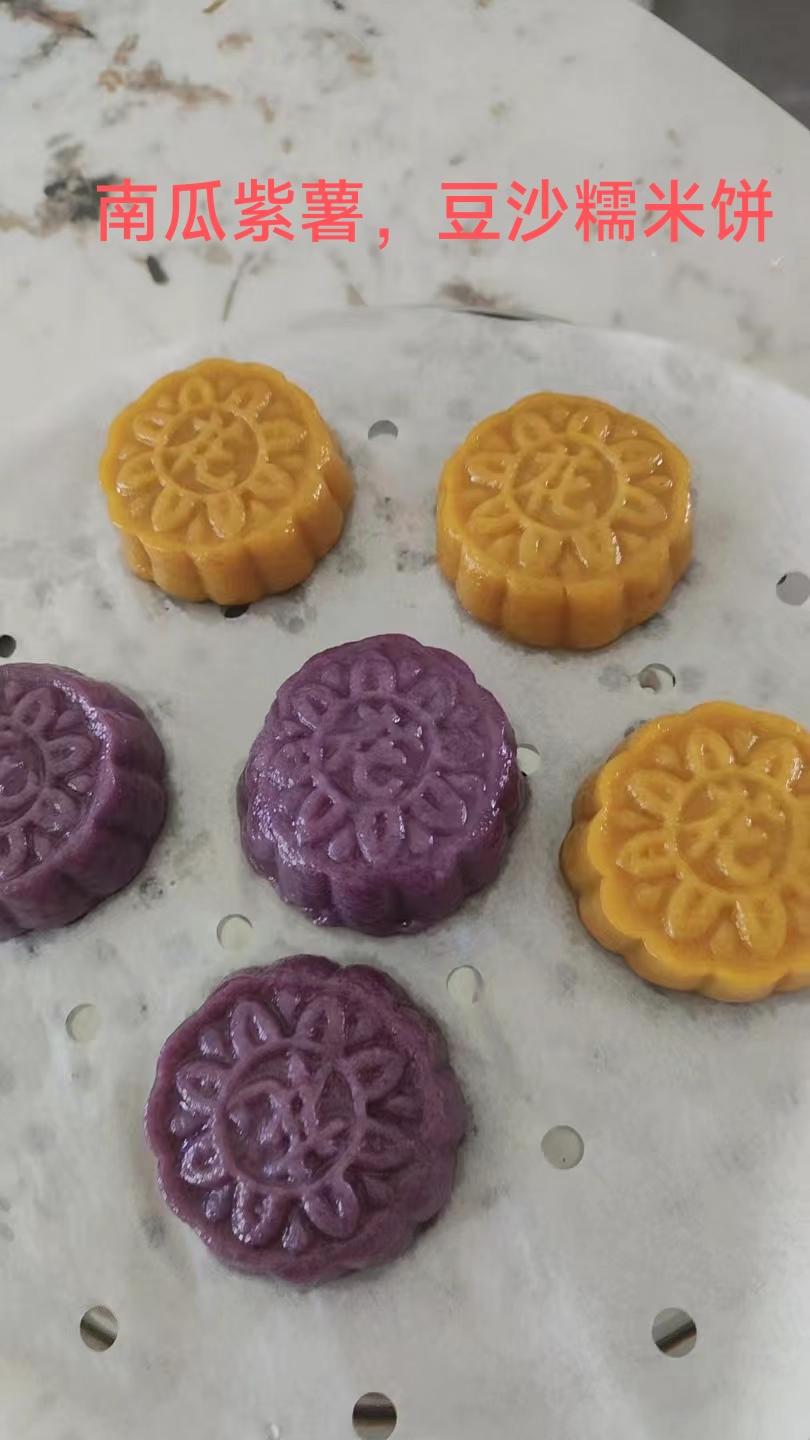 给宝贝做纯手工的小馒头,紫薯,南瓜,菠菜汁,火龙果,不加糖,都是原味的