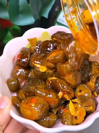#上热门 这个脆皮黄瓜真是好吃又美味,脆嫩爽口嘎嘣脆,早上配粥晚上拌饭都很好吃,#太好吃了 #谁懂这一口的好吃程度 #下饭菜 #美食