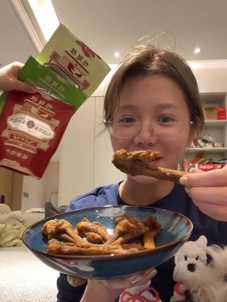 深夜解嘴馋 好香好香#陈阿炳 #陈阿炳鸭翅根 #零食