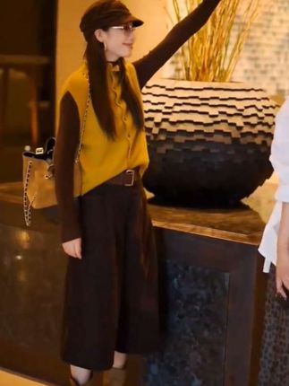 #早秋冷冽又随性的气质穿搭 #森系少女感穿搭#早秋贵气感穿搭#说好的随便穿穿去看秀#遮肉显瘦套装
