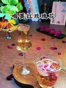 生活的小确幸,莫过于忙碌后泡一杯玫瑰花茶,闻着花香,享受片刻宁静!#玫瑰花#养生茶 #喝出好气色 #花茶