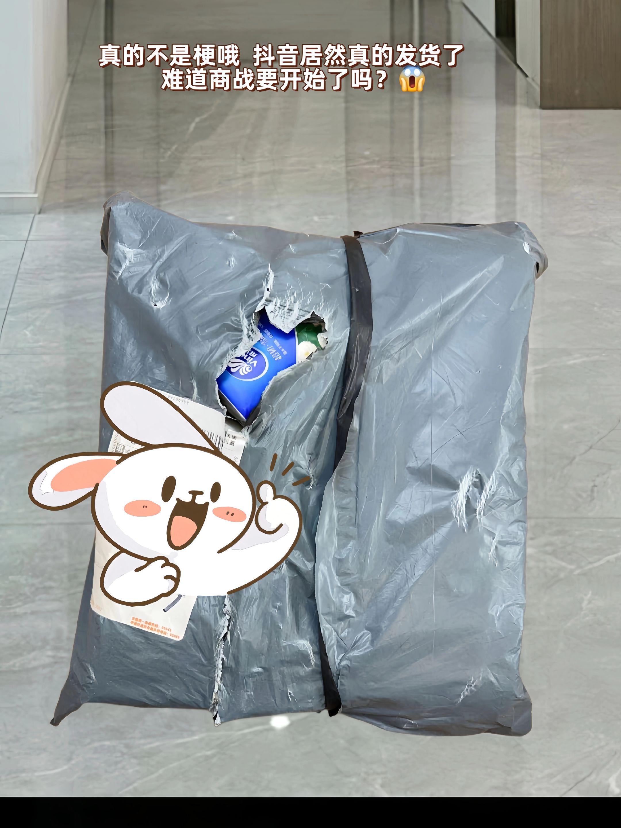 这款山茶花主题手帕纸,这次到手直接是十二包的量,价格真的很惊喜! 不仅外包装设计清新好看,里面每张纸都印了精致的山茶花图案,颜值特别在线。打开还能闻到淡淡的山茶花香,用的时候心情都变好了。 它用的是原生木浆材质,纸张尺寸够大,摸起来厚实又柔软,擦脸擦手都很亲肤。用力揉擦也不会掉絮,而且没有添加荧光成分,用着更放心。就算沾了水也不容易破,临时当小方巾用也没问题。现在活动期间性价比很高,喜欢的话可以抓紧入手!#好物推荐🔥 #山茶花香手帕纸#生活必备 #真实测评好物 #上热门🔥上热门