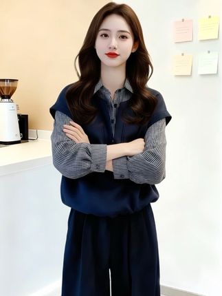 早秋通勤“懒人套装”,一套穿出高级感 还在为早秋穿搭犯愁?这套藏青马甲+条纹衬衫+阔腿裤三件套,直接帮你解决搭配难题! 上身是藏青无袖马甲,简约廓形显瘦又有气场;内搭细条纹衬衫,自带知性干练感,单穿、叠穿都出彩;下装是垂坠感阔腿裤,高腰设计拉长腿部线条,走路带风还藏肉。 不管是职场通勤,还是日常出街,一套搞定所有场合,轻松穿出“毫不费力的高级感”。现在入手,让你这个秋天时髦又省心~