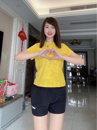 爱运动的姐妹们一定要入手这件速干运动T恤,它采用了轻薄速干的面料,穿起来非常舒适凉快,而且它是超透气的网眼设计,出汗再多也不用担心闷热问题了!更重要的是,它的版型特别好看,穿上后修身又显瘦#运动穿搭#网眼速干t恤 #户外跑步衣#速干T恤