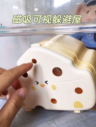 天气冷了,用陶瓷窝会冰凉。用这款塑料的磁吸可视躲避屋,好清洗,随时可以观察鼠鼠的状态,而且透气性好,空间大,冷了鼠鼠可以把纸棉塞进去,自己造窝,颜值高又实用!#yee奶酪躲避屋 #磁吸可视躲避屋 #仓鼠躲避屋 #金丝熊日常