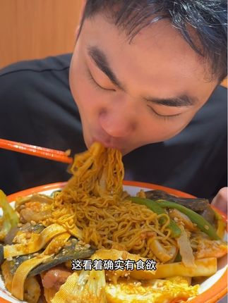 跟我秦雨哥约个会辗转好几个地方,最后选择了麻辣烫#美食 #太香啦 #情侣