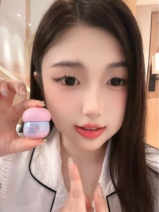 向日花唇釉,我真的是挖到了国货宝藏了,成膜后不沾杯颜色不睬雷,简直不能再推荐了,我都怕他卖火了之后断货,如果不停产,可以用一辈子 的固体唇釉。视频只进行了加速,无剪辑一镜到底。#我又心动了 #分享 #唇釉 #美妆#唇妆