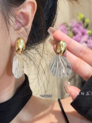秋冬天百搭款耳饰,金银撞色的设计,就很洋气,修饰脸型显脸小,怎么搭配都好看#时尚饰品 #饰品耳饰 #精致耳饰 #气质百搭 #首饰控