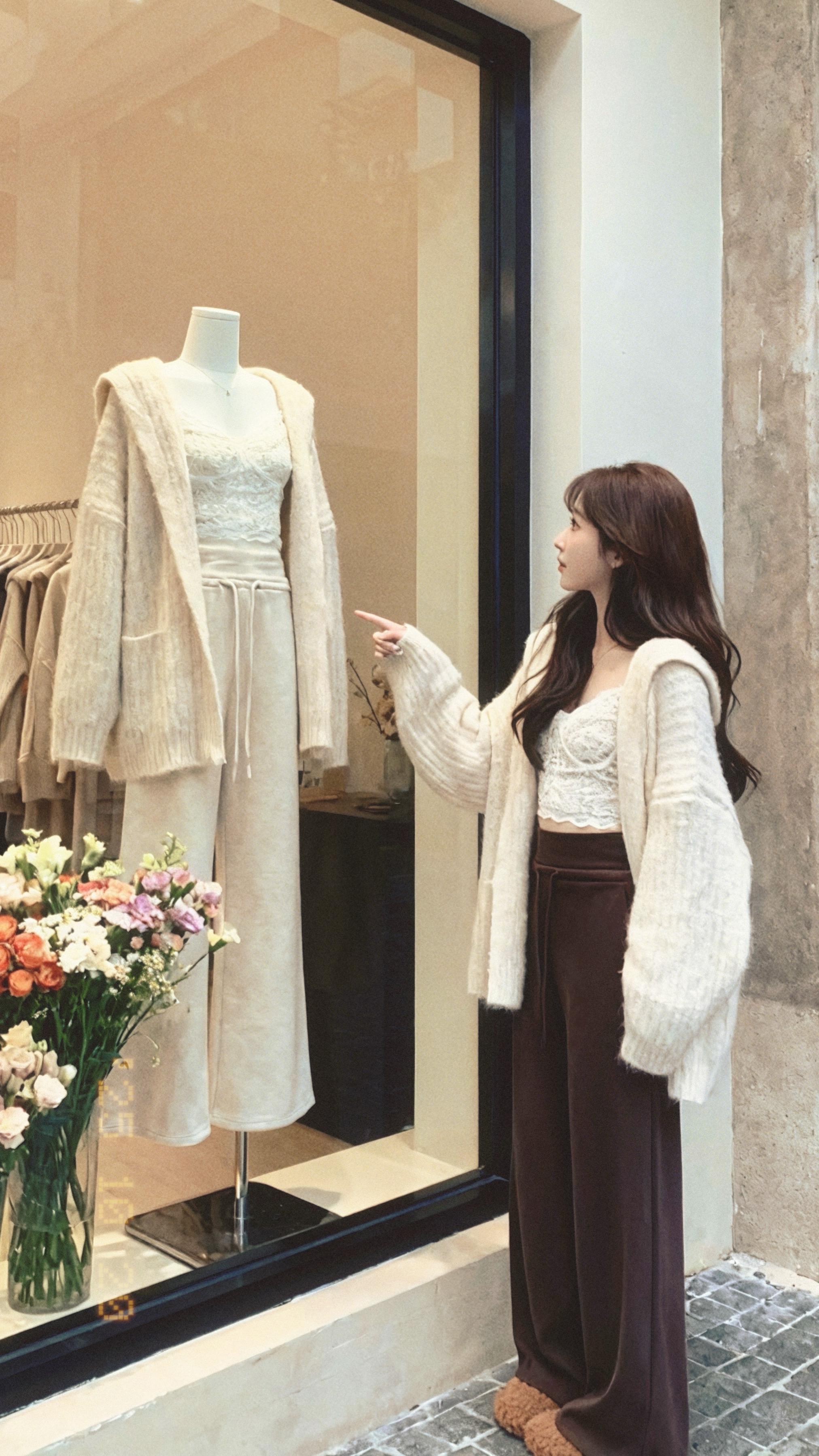 《车窗边的温柔》林晚靠在车座上,米白色的针织开衫被风掀起一角,露出蕾丝小衫的精致边缘。车窗外的绿意飞快倒退,像被揉碎的翡翠。  她指尖无意识地摩挲着颈间的细链——那是他送的第一份礼物,一枚小小的星辰吊坠。此刻,他正专注地握着方向盘,侧脸在午后的光线下轮廓分明。  “快到了吗?”她轻声问。 “快了,”他侧过头,眼里漾着笑,“那家花店的白玫瑰,今天应该开得正好。”  林晚望着他,忽然觉得,这一路的风、窗外的树,还有他眼底的光,都成了她心底最柔软的褶皱。车继续往前开,载着满车的温柔,驶向一场关于花与爱的约定。#秋冬大衣与内搭的配色技巧 #秋季外套一周不重样 #美美大衣才是冬天主场 #秋冬大衣内搭怎么选 #找到了人生毛衣 @抖加🔥上热门🔥dou+🔥热点宝 @图文带货帮扶中心