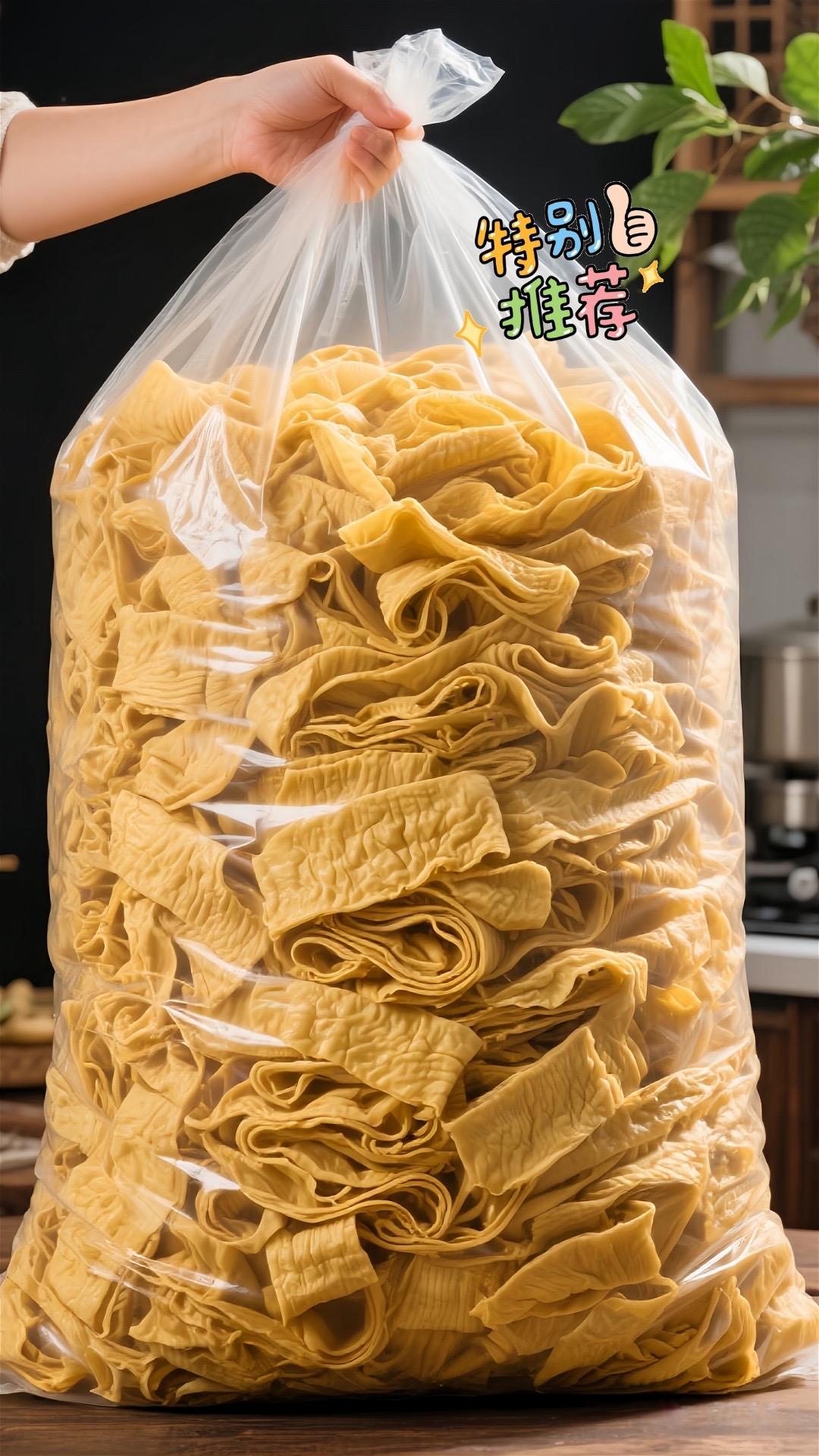 凉拌手工豆皮的做法来啦,简单又好吃,赶紧试试~ 1.材料准备:手工豆皮200g(干豆皮记得提前泡发哦)、蒜末2瓣、小米辣1根切圈,生抽2勺、香醋1 勺、白糖半勺、盐少许、香油勺、熟白芝麻1小勺,还可以准备点黄瓜丝、胡萝卜丝、香菜段(根据喜好加)。2.处理豆皮:干豆皮用温水泡15分钟,泡软后捞出沥干,切成条备用。3.调凉拌汁:取个小碗,放入蒜末、小米辣、生抽、香醋、白糖、盐、香油,搅拌均匀调成酱汁。4.混合拌匀:取一个大碗,放入切好的豆皮,再加入黄瓜丝、胡萝卜丝、香菜段,淋入调好的凉拌汁,撒上熟白芝麻,用筷子(或者戴手套用手)从下往上轻轻翻拌,避免把豆皮弄碎,让每根豆皮都裹上酱汁就可以啦~@DOU+小助手 @DOU+上 热门 @抖加上热门dou+ 热点宝 #手工豆皮#好吃到爆 #家常美食#经济实惠又美味。