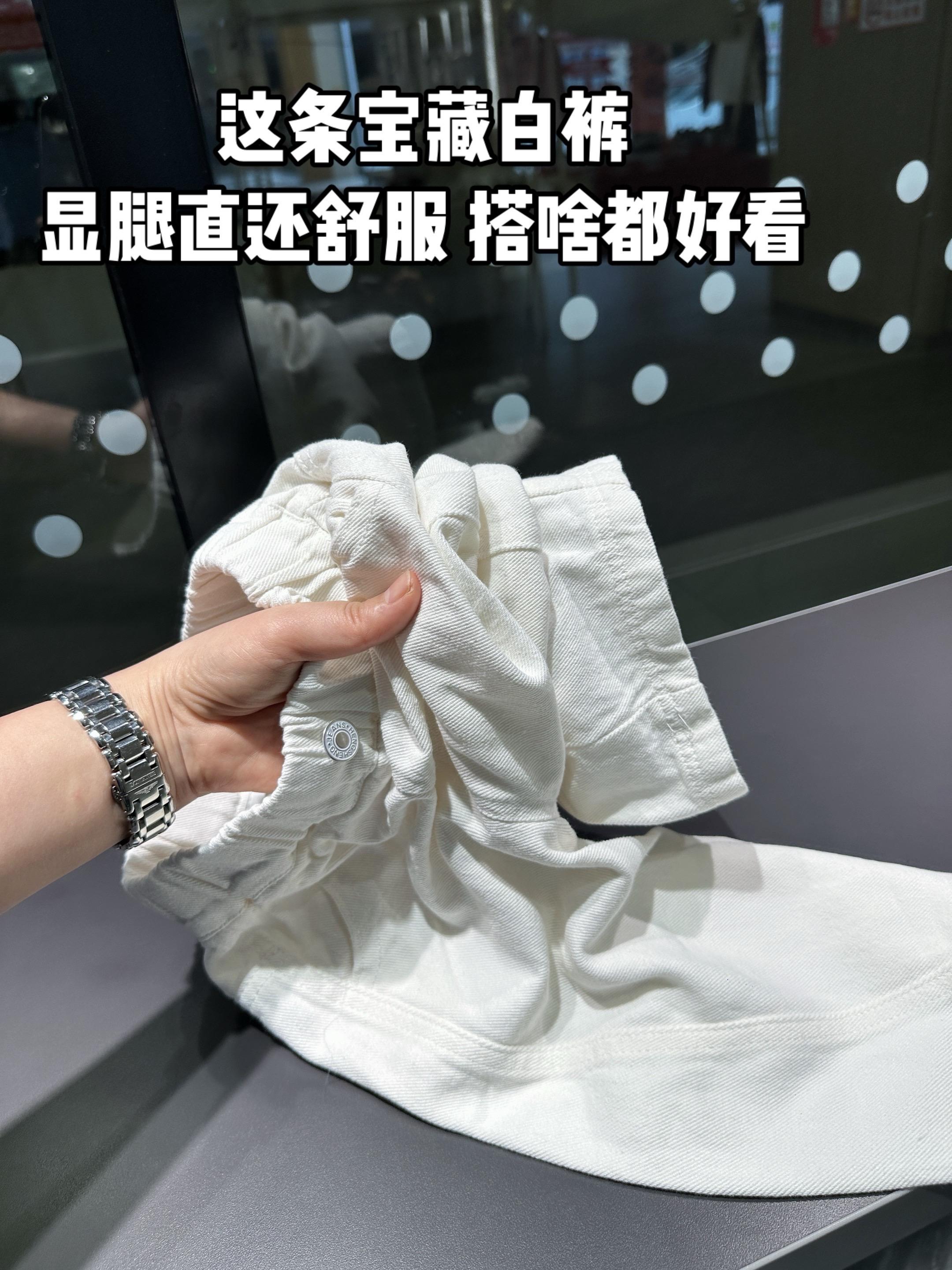 姐妹们!这条女童裤子也太好看了吧!它是今年流行的款式,穿上身非常时尚,而且特别舒服,孩子穿着它在学校运动或者出去玩都很合适。它的面料很好,不容易起皱,摸起来很柔软。不管搭配什么衣服都好看,家里有小公主的闭眼冲!#女童裤子 #百搭裤子 #早秋单品#白色休闲裤 #早秋穿搭