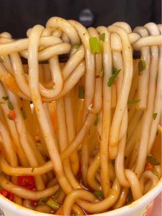 9块99到手4桶,香香辣辣的,土豆粉贼劲道,饿了来一桶,真的太过瘾了!#嗦粉 #灵魂宵夜 #速食美食