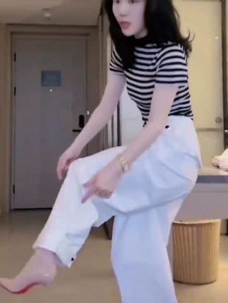 时尚潮流百搭精品女装 #减龄显瘦休闲女装穿搭 #气质#针织衫 #上衣 #针织条纹短袖t恤