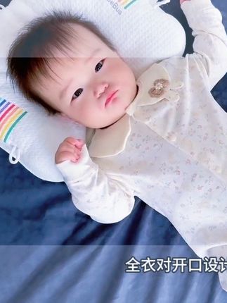 立秋后,早晚温差大,赶紧给女儿入了件纯棉的连体衣,娃娃领设计搭配满印小碎花,给闺女穿上特可爱,关键品质好价格便宜,妈妈们闭眼冲!#连体衣推荐 #婴幼儿连体衣#儿童连体衣#宝宝连体衣 #连体衣