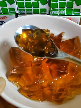 最近挖到一款超适合夏天的小甜品~惠尔康仙草冻真的很绝!!口感QQ弹弹的,咬下去滑溜溜~淡淡的焦糖味和仙草清香融合得很好,甜度适中不会腻。冰镇后吃更过瘾,冰冰凉凉超过瘾! #惠尔康 #仙草冻 #冰冰凉凉过一夏 #零食推荐 #超便宜超划算