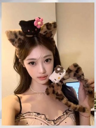 💖谁能拒绝软fufu的Kitty发箍啊!! 豹纹毛绒+三丽鸥萌宠buff叠满🐾 甜妹氛围感直接拉满✨ #网红发饰 #甜系女孩 #头饰搭配  #爱了爱了#在抖音入手的好东西