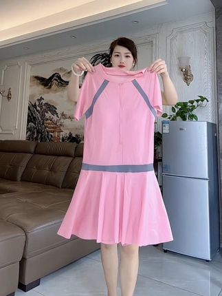 夏天想去海边玩水,又不想穿的太暴露,那你一定要试试这件大码连体泳衣,遮肉显瘦的同时还很保守,让你既能美美的拍照,又能舒服的玩耍。#连体泳衣#遮肉显瘦#泳衣#泳装推荐