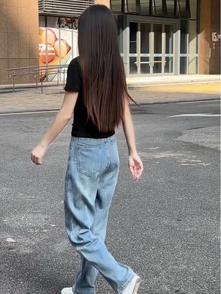 “女人就应该任性,不喜欢了就扔,胖了咱就减,喜欢咱就买,没钱咱就赚,有讨厌的人直接拉黑,人生这么短,哪有时间天天去悲伤 ! #显高显瘦显腿长 #显瘦穿搭