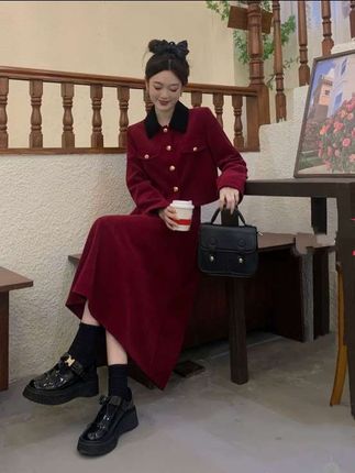 #创作灵感微胖妹妹大码小香风套装女春秋显瘦减龄梨形身材红色连衣裙两件套#春秋穿搭 #显瘦减龄穿搭 #时尚穿搭