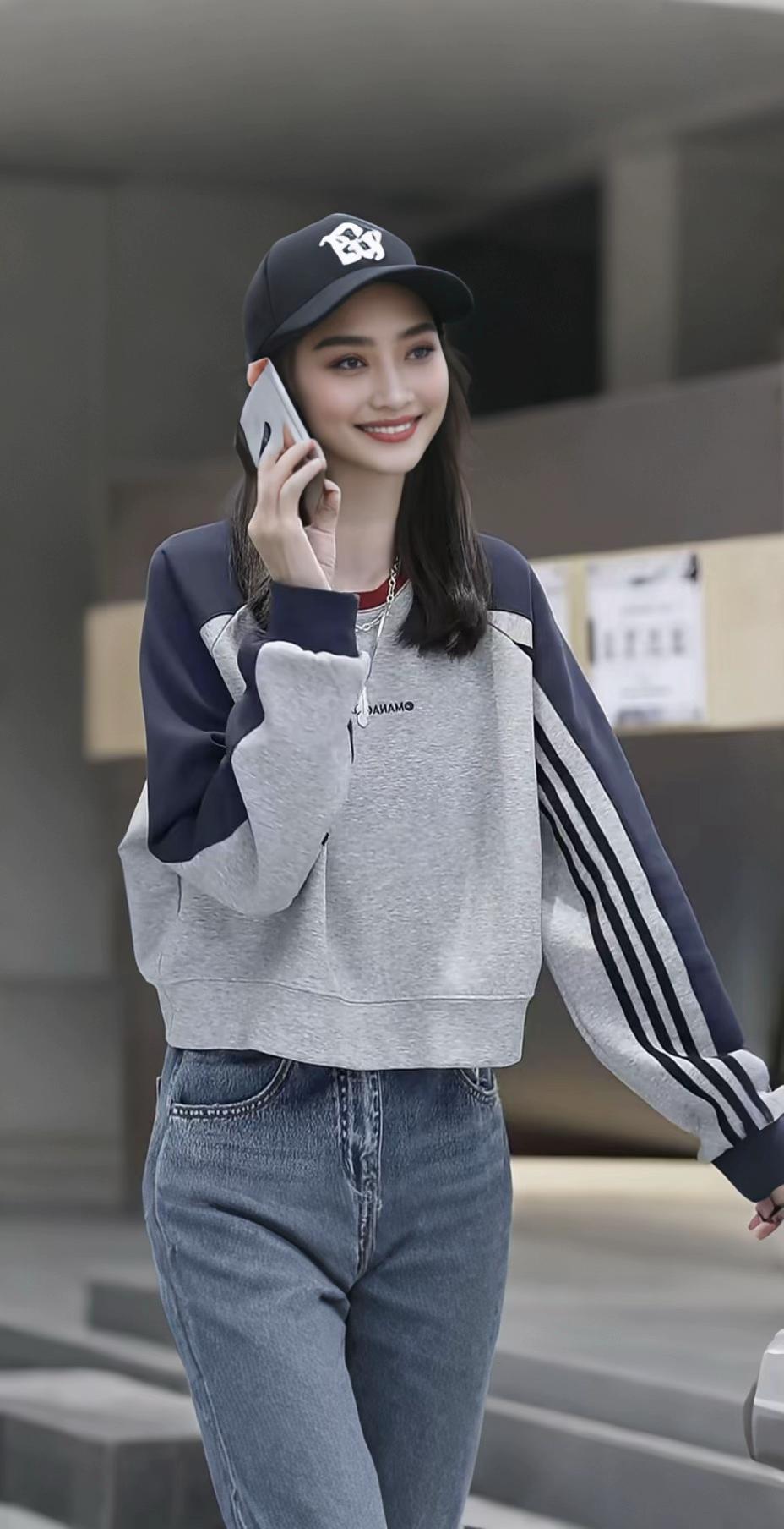 #AI扩图 被这件撞色袖卫衣美到失语!时尚感直接戳中我~ 撞色袖设计太绝了,自带层次感不用费心搭配,宽松版型对身材零要求,胖瘦姐妹都能穿,穿上秒显瘦,小肚腩啥的全藏住~ 字母印花简约又潮,搭牛仔裤是随性街拍风,配休闲裤秒变元气少女,上身就是行走的时尚画报,怎么穿都好看谁懂啊! 这种好看又实穿的宝藏款,喜欢的姐妹赶紧冲,手慢无系列~ #撞色卫衣 #时尚潮流 #显瘦穿搭 #百搭单品