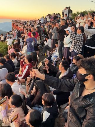 今天凤凰天池一亿人,人海与云海相伴,祝大家中秋快乐A中秋快乐#凤凰天池 #云海日出 #旅行推荐官 #保持热爱奔赴山海