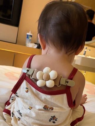 宝宝穿背带吊带类衣服,肩带一直会滑落,这个防掉夹太懂妈妈啦,终于不用跟在后面提肩带了#母婴好物#防滑夹 #宝妈分享