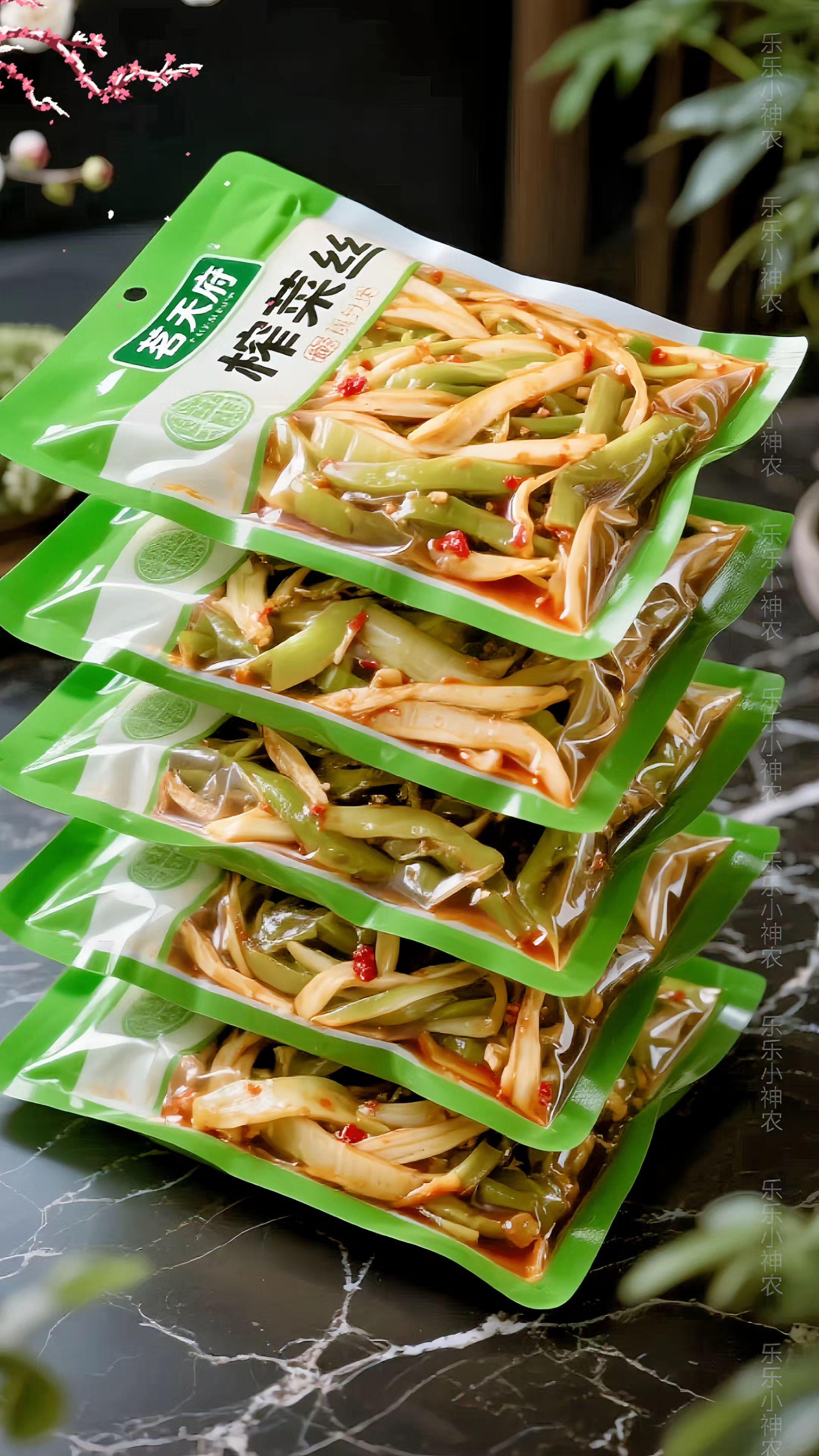 茗天府榨菜40g去皮脆爽开味下饭菜小菜。开袋就是清清爽爽的咸鲜气,脆生生的榨菜丝裹着点微辣。配白粥时挖一勺,粥的绵和菜的脆在嘴里撞出香;煮面条撒一把,汤里顿时多了层鲜灵。嚼着咯吱响,咸淡刚好不压味,平平常常的饭,也因为这口脆嫩变得有滋有味。#下饭菜 #太好吃了 #美味下饭菜 #家常菜 #开胃菜
