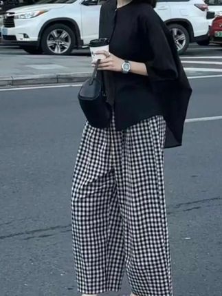 《韩版女装:时尚新宠》, ,新款韩版女装来袭,时尚与气质并存。它融合了潮流元素,独具洋气风格。每一处设计都彰显个性,无论是休闲漫步还是时尚出街,都能让你轻松成为焦点,展现独特魅力。#休闲时尚又减龄 #谁穿谁好看不分年龄段 @巨量千川