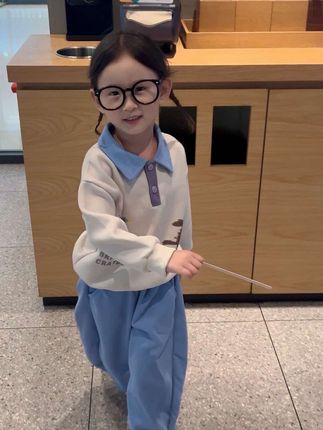 我有个好朋友 她很漂亮 也很可爱 她对我很好 比任何人都能给我提供情绪价值 无论我去哪 去干什么 她从不扫兴 从不吝啬对我的夸奖和爱意 我很喜欢和她玩 #我的女孩👧🏻 #生女儿就是用来打扮的 #萌娃穿搭 #女童穿搭 #骗你生女儿