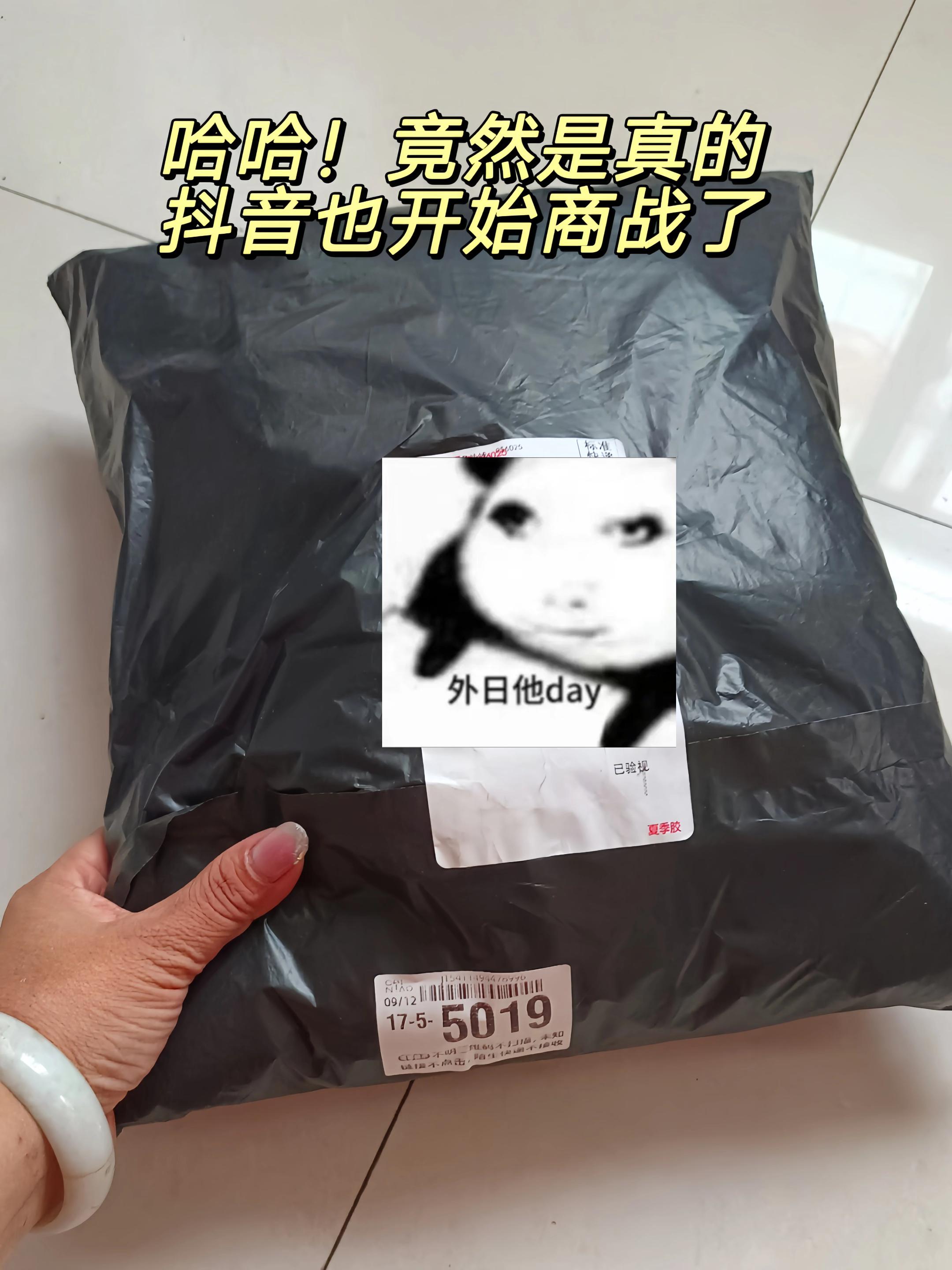 “抢到维达山茶花手帕纸的宝子们偷着乐吧!山茶花香氛清新雅致,4层加厚超韧,湿水不易破。小巧便携,随时随地洁净又留香,颜值与实力并存。这波羊毛薅到就是赚到,没抢到的赶紧冲,让山茶花的温柔陪伴你的每一次擦拭~” #好物推荐🔥 #强烈推荐 #纸巾 #生活用品 #生活必备