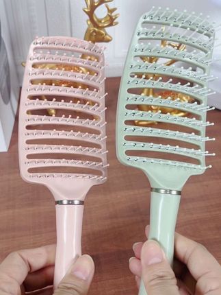 姐妹们!这个排骨梳真的巨好用,细软塌的用它也能拥有蓬松高颅顶#蓬松造型大弯梳 #排骨梳#仙女必备#高颅顶#头发蓬松显脸小