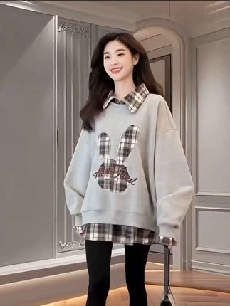 宝子们,秋冬季新款格子拼接卫衣超可!加绒加厚保暖,设计感满满,韩版宽松大码假两件款,显瘦又百搭,赶紧安排~ #加绒格子卫衣 #秋冬假两件上衣 #韩版宽松大码女装 #穿搭