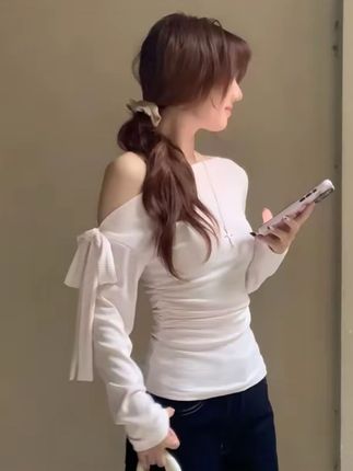 条纹斜肩长袖t恤女秋季修身减龄显瘦纯欲打底绑带设计感露肩上衣#辣妹穿搭 #小性感 #上衣 #性感可爱 #面料柔软舒适