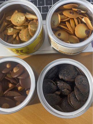 好吃又美味的可可脆饼,每个上面都粘满了厚厚的坚果#零食推荐 #追剧必备零食
