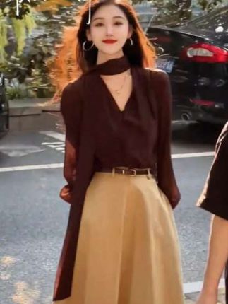 2025早秋新款女韩系穿搭修身V领飘带长袖上衣气质高腰显瘦半身裙#早秋穿搭#韩系穿搭 #气质穿搭 #显瘦穿搭