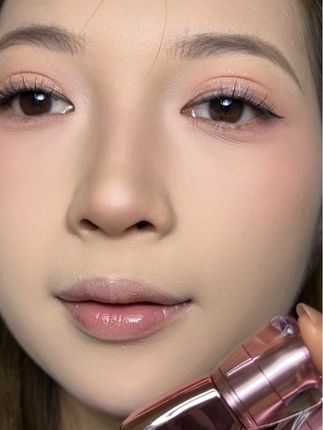 这个颜色真好看#欧兰娅唇釉 #唇釉 #口红试色 #化妆 #我的美妆日记 @抖音创作小助手 @抖音小助手