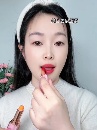 夏天嘴唇干裂起皮,一定要涂#唇膏,这款#变色唇膏滋润不拔干,颜色因人而异!#唇部护理#不沾杯不掉色#润唇膏