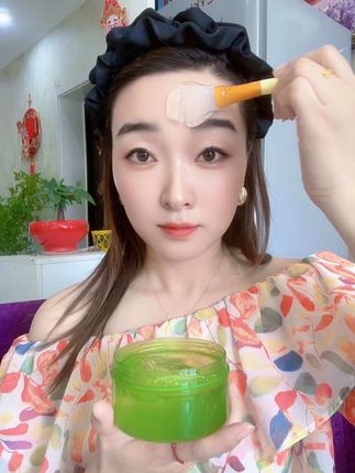 换季皮肤干燥粗糙缺水,上妆卡粉的姐妹都可以试试这款#芦荟胶 补水保湿 淡化痘印,晒后修复真的是绝了,男女都可以用哦!#芦荟胶#芦荟灌肤 #补水保湿#超便宜超划算