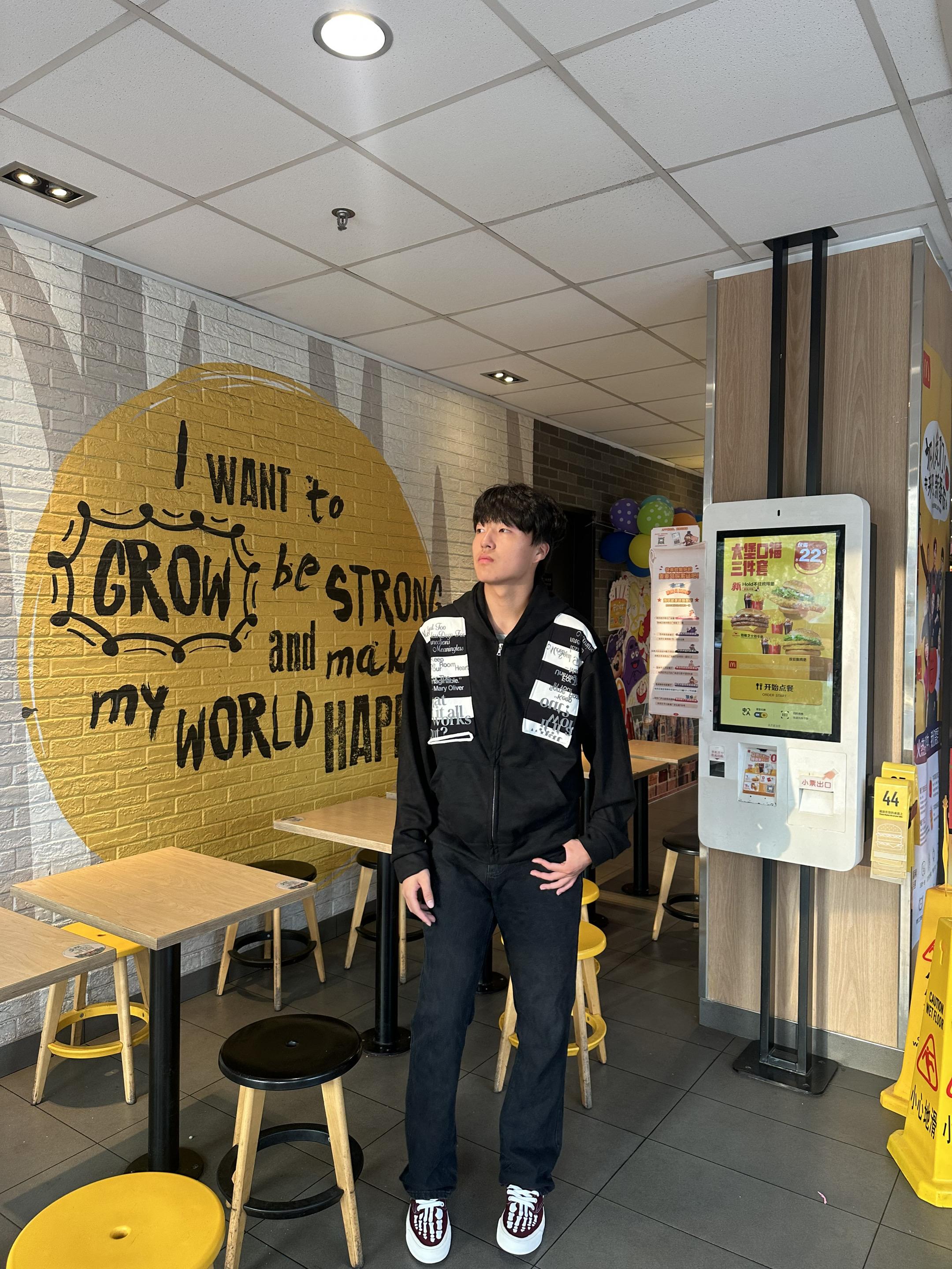 生活不会打败一个爱吃汉堡包的人. #DHSS卫衣 #zlayco牛仔裤 #顽尔板鞋