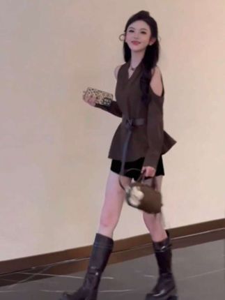 【套装】秋季氛围感别致不规则收腰露肩气质V领衬衣+短裤送腰带女#秋季上新 #时尚套装 #穿出自己的风格 #洋气减龄 #早秋穿搭公式来了