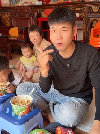 说真的,家人们,这个你们在超市里面买应该很贵吧。是这个真的太划算了,这个价格到手整整六桶,特别是晚上饿了当个宵夜来吃真的很好吃的