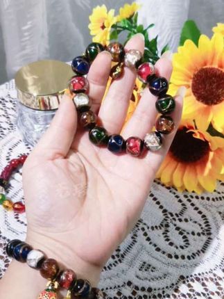 手链赛道文案素材 - 复古风琉璃手链,多彩珠子搭配精致花纹,上手超显气质 纯手工打造的独特设计,每一颗都藏着心意,日常搭配绝了#手链 #手串 #香灰琉璃手串 #招财 #礼物 - 无瑕饰品作品