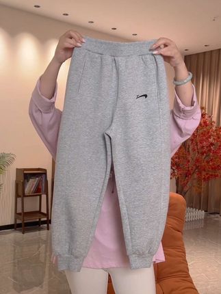 这件贵人鸟的小卫裤太好看了吧,上身还特别舒服!#无限回购的宝藏单品 #面料柔软舒适 #儿童卫裤#贵人鸟#洋气百搭