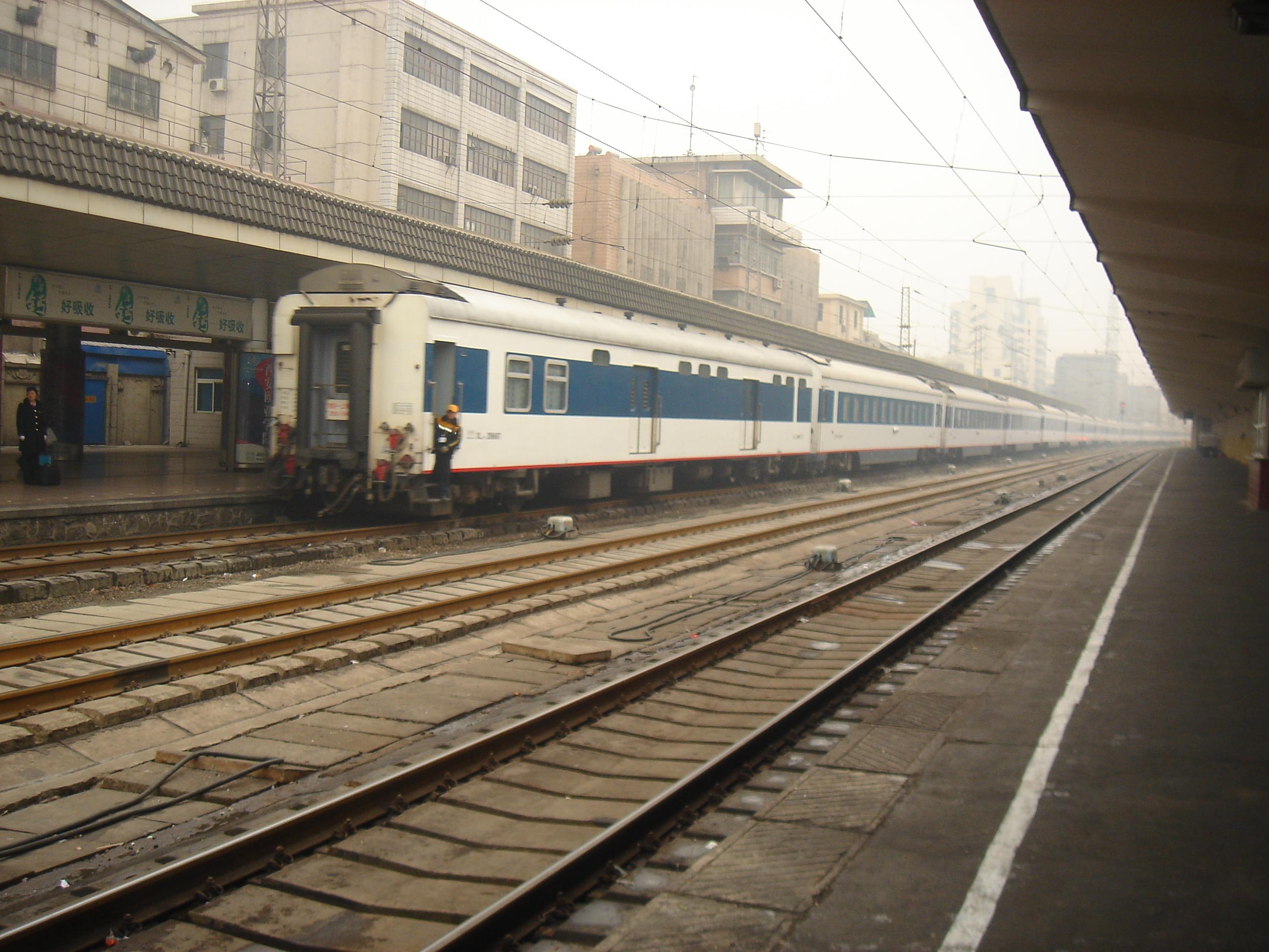 Z94次列车。你睡着了// 时光倒流,你回到了2010年2月,那个让你难以忘怀的春运时节。 你值乘的K646次列车停靠西安站2站台等候上客,在这个间隙,西局的王牌客车Z94次被缓缓推进客场,停靠1站台准备迎客。车底从段里推进客场时,列尾永远有一名负责瞭望的随车技师。 K646次列车开始检票上车,你作为始发站的备班在站台帮助对班维护上车秩序。一个转身,猛然的发现0037号金刚居然停在了身边,背景是若隐若现的Z94次列车水牌。 #西安站 #SS7D  #金刚 #Z94次列车 #25T