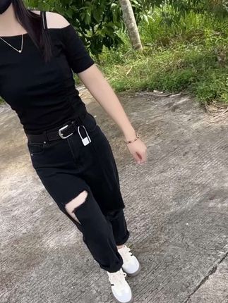 我没那么高尚,也没那么大度,我就是一个普通人,说我小心眼也好,说我不懂事也罢,别给我讲什么心胸格局,也别道德绑架我,我不是圣人,我做不到宰相肚里能撑船,所以别用你的私心来劝我大度,你若惊我苦!未必有我善! #穿搭 #气质穿搭 #随性洒脱 #显瘦穿搭 #破洞牛仔裤