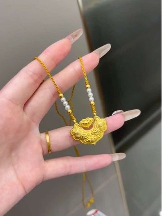 国风美学!3D黄金绳艺錾刻莲花如意锁包,平安扣+锦鲤锁设计,给妈妈的专属金饰,藏着满满祝福❤️#黄金首饰#黄金如意锁#平安扣#3D黄金硬金