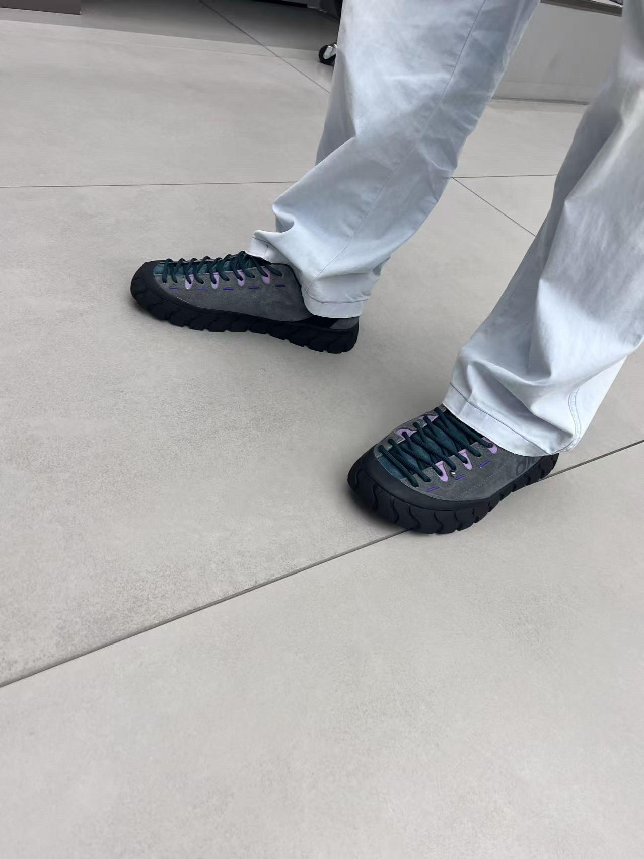 鞋子收到了 物流很快 客服处理问题态度很好,价格优惠 太划算了 赞赞赞#我在抖音买买买
