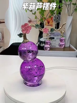 九紫离火运,家里摆上这个#紫葫芦摆件 寓意太好了!超级美,它是轻奢水晶玻璃葫芦,客厅玄关、电视柜、办公室都适合摆放,不仅是一件精美的艺术品,还是一件有着美好寓意的吉祥物。把它摆在家里,能给家里增添一份高雅的气质!#工艺品摆件 #家居摆件